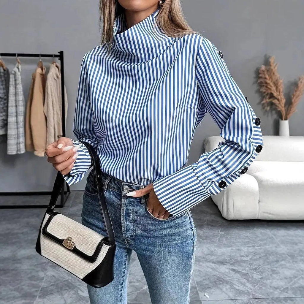 Marina™ – Blusa a Rayas con Cuello Alto y Botones